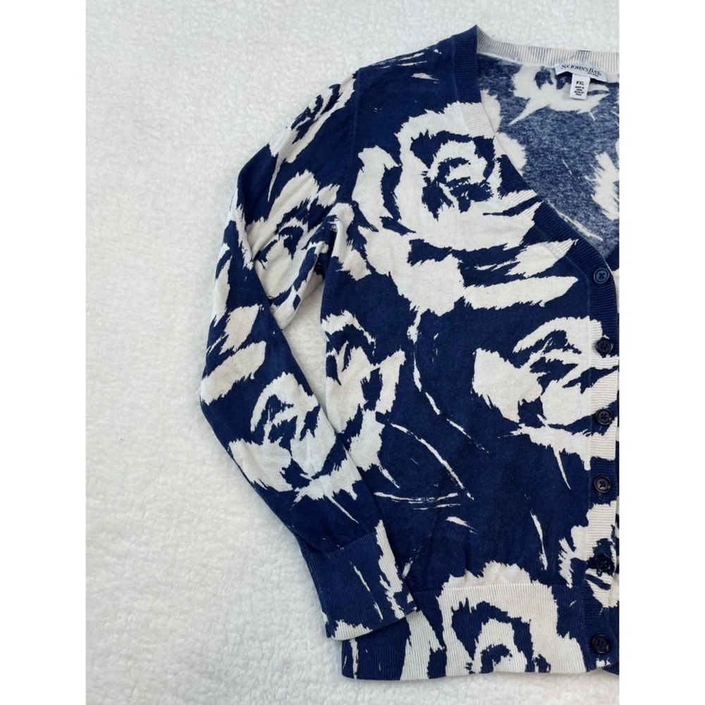 ST. JOHN’S BAY • Blue/White Floral Print V-Neck Long Sleeve Cardigan - Picture 11 of 16
